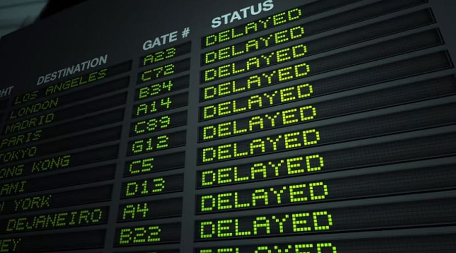 Painel de informações num aeroporto a mostrar um voo cancelado e os direitos dos passageiros.