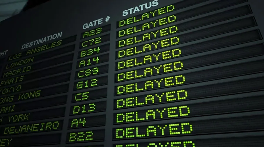 Painel de informações num aeroporto a mostrar um voo cancelado e os direitos dos passageiros.