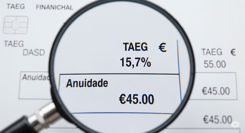 Análise com lupa dos juros (TAEG) e da anuidade num extrato de cartão de crédito para detetar cobranças indevidas.